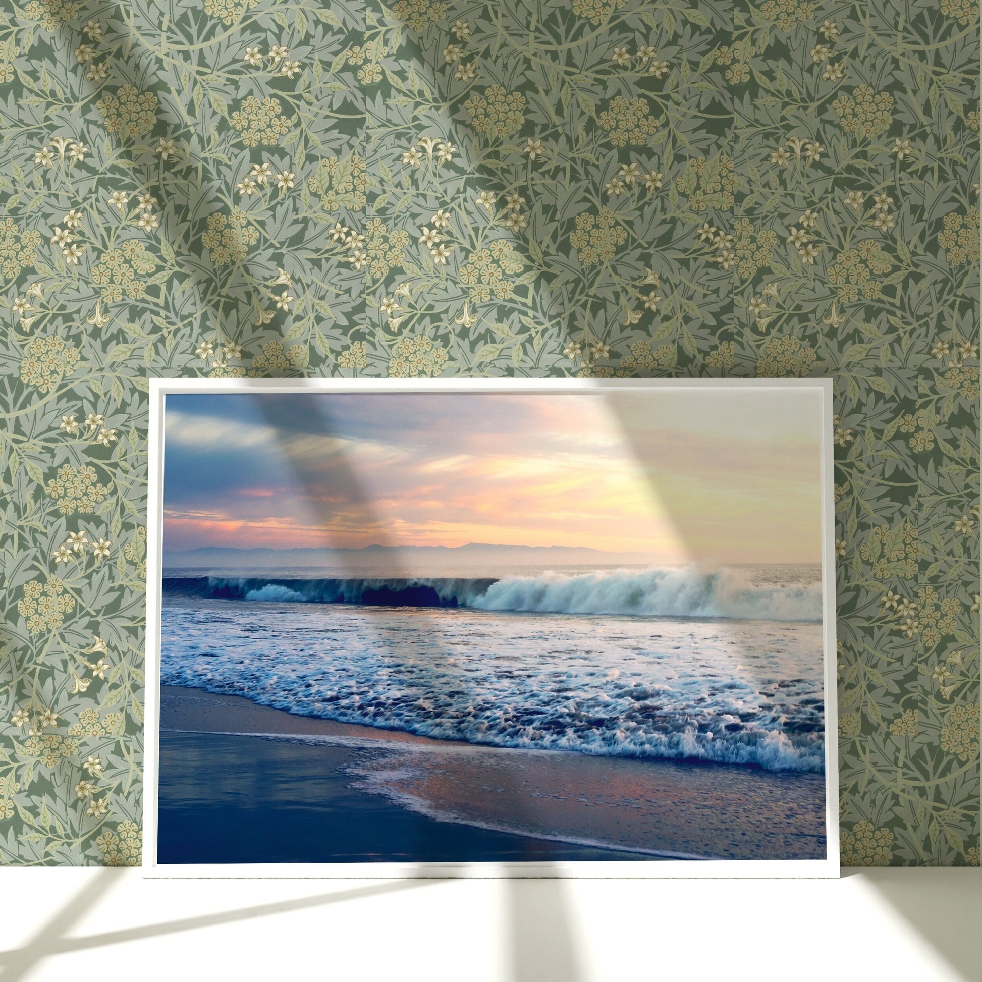 a picture of a picture of a wave coming in from the ocean