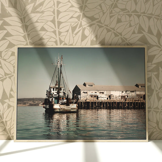 a picture of a fishing boat in the water